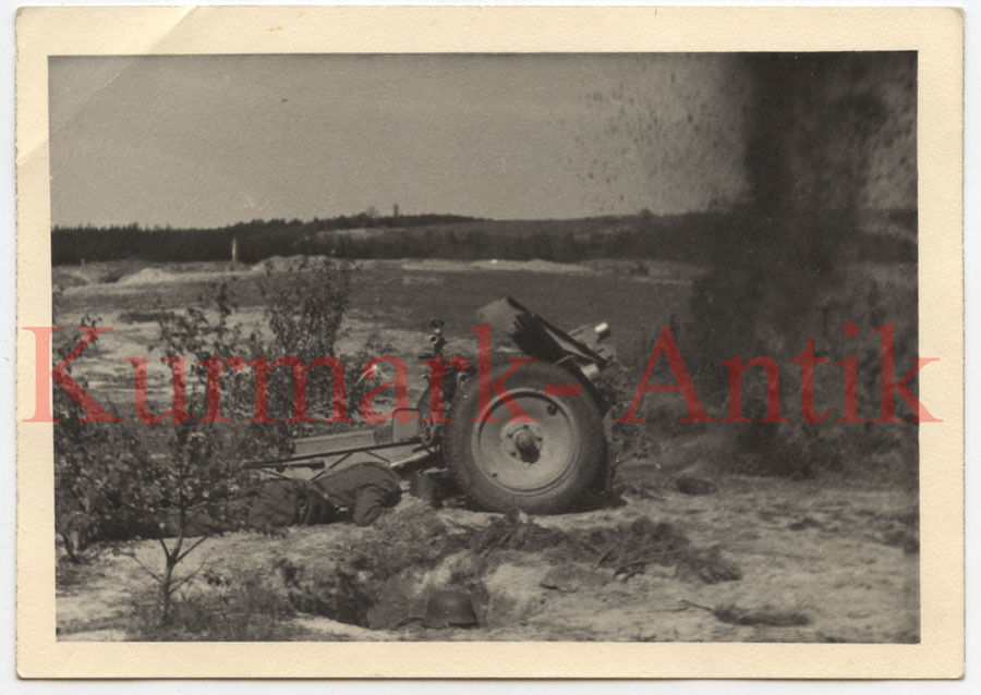 Foto Wehrmacht Kaserne 4.H.U.S. Schule Mai 1944 Infanterie Geschütz Kanone