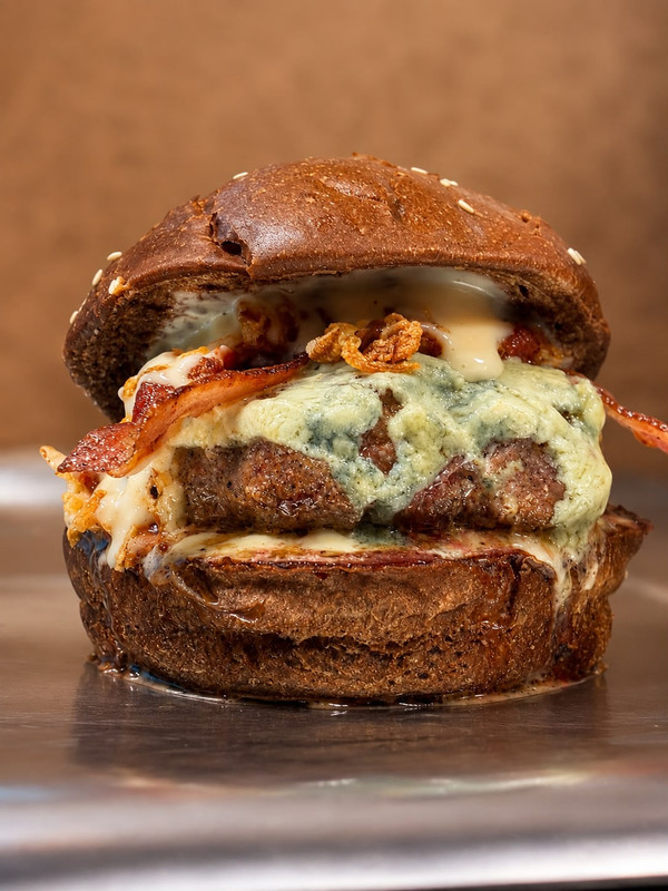 Bravo Rapadura, novo hambúrguer artesanal da Bravos Burguer com calda de rapadura derretida