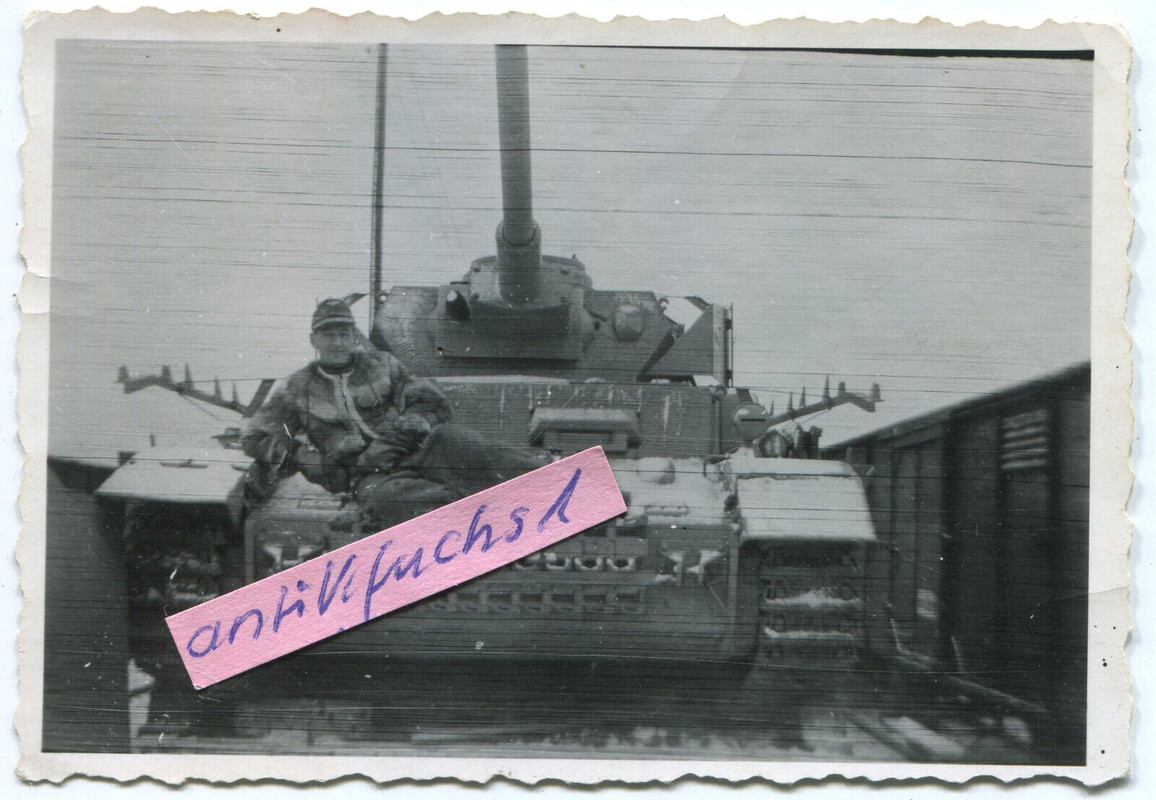 schwerer Deutscher Panzer IV mit Turmschürze auf Eisenbahn im 2.WK