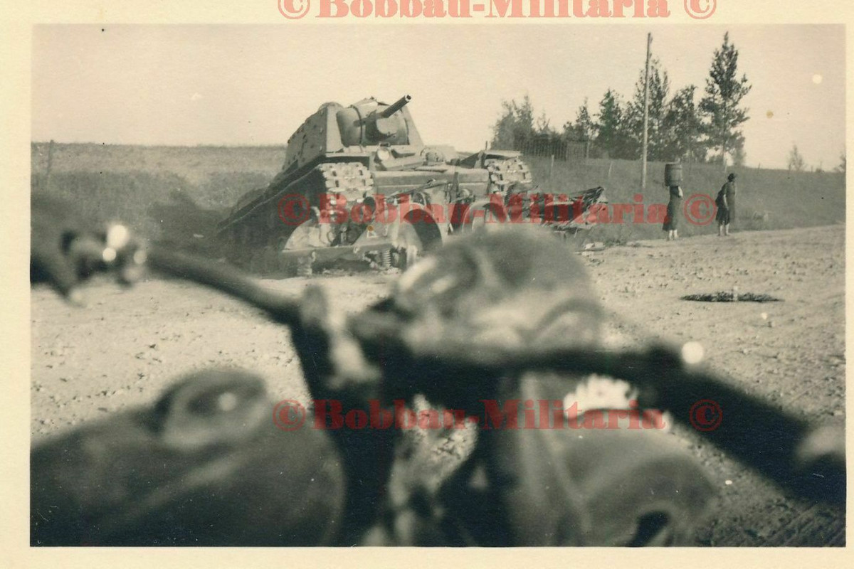 Foto Russland hinter Ostrow О́стров russischer KW 1 Beute Panzer combat 1941 (2)