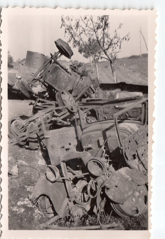 Zerstörter leichter russ.Panzer BT7 u.zerschosse