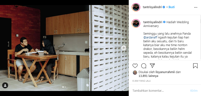 Tantri Kotak mendapat kado istimewa di hari ulang tahun pernikahannya dengan Arda Naff