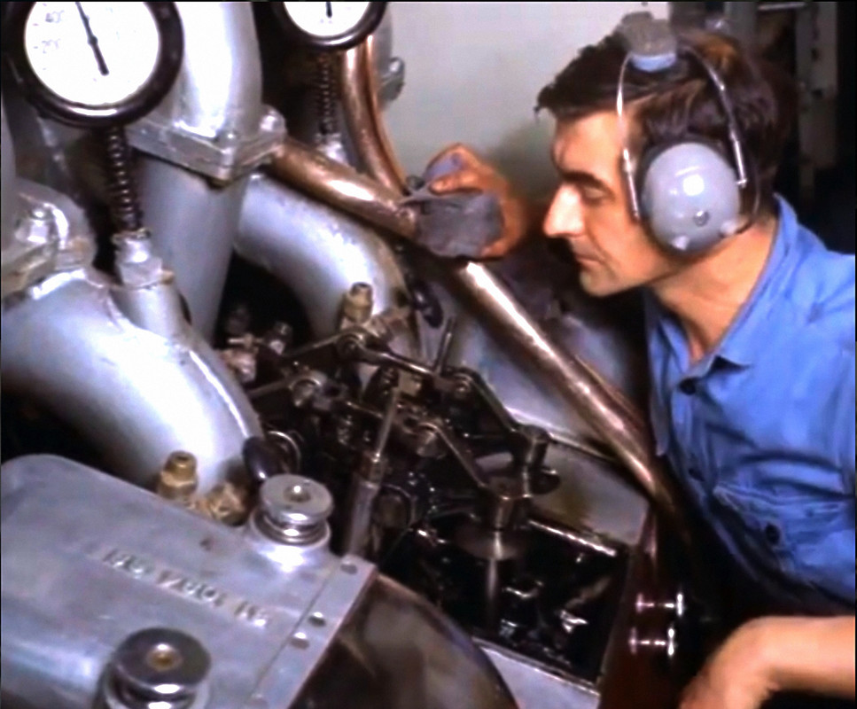 HMS NARWHAL дизельный отсек