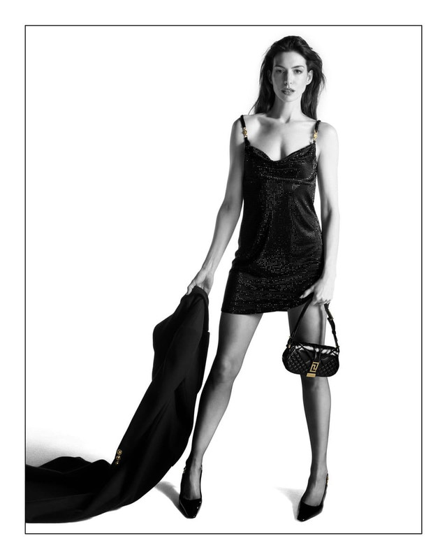 Anne Hathaway nella campagna Versace Icons