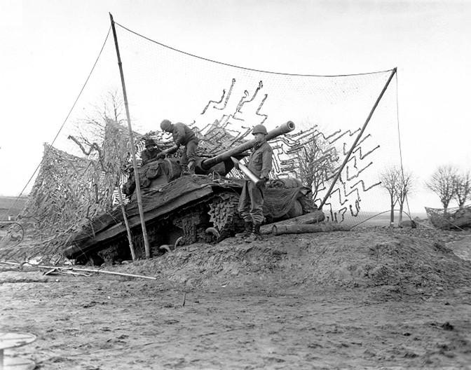 Batería C, 702º Batallón TD, 2ª División Acorazada, M36 Jackson en una rampa excavada, tiene mucha elevación para lanzar proyectiles contra objetivos enemigos de largo alcance a través del Río Roer. Sgt. Earl F. Scholz, Pvt. George E. Van Horne, y Pfc. Samuel R. Marcum. Noveno Ejército EEUU. 16 de diciembre de 1944 Batería C, 702º Batallón TD, 2ª División Acorazada, M36 Jackson en una rampa excavada, tiene mucha elevación para lanzar proyectiles contra objetivos enemigos de largo alcance a través del Río Roer. Sgt. Earl F. Scholz, Pvt. George E. Van Horne, y Pfc. Samuel R. Marcum. Noveno Ejército EEUU. 16 de diciembre de 1944