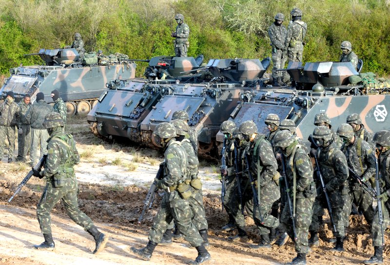Soldat du quatrième régiment blindé de la garde royale se préparant à être déployée