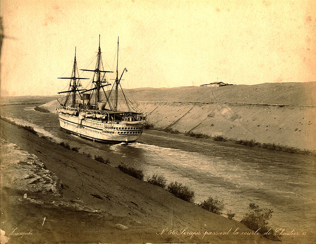 HMS Serapis на выходе из Суэцкого канала