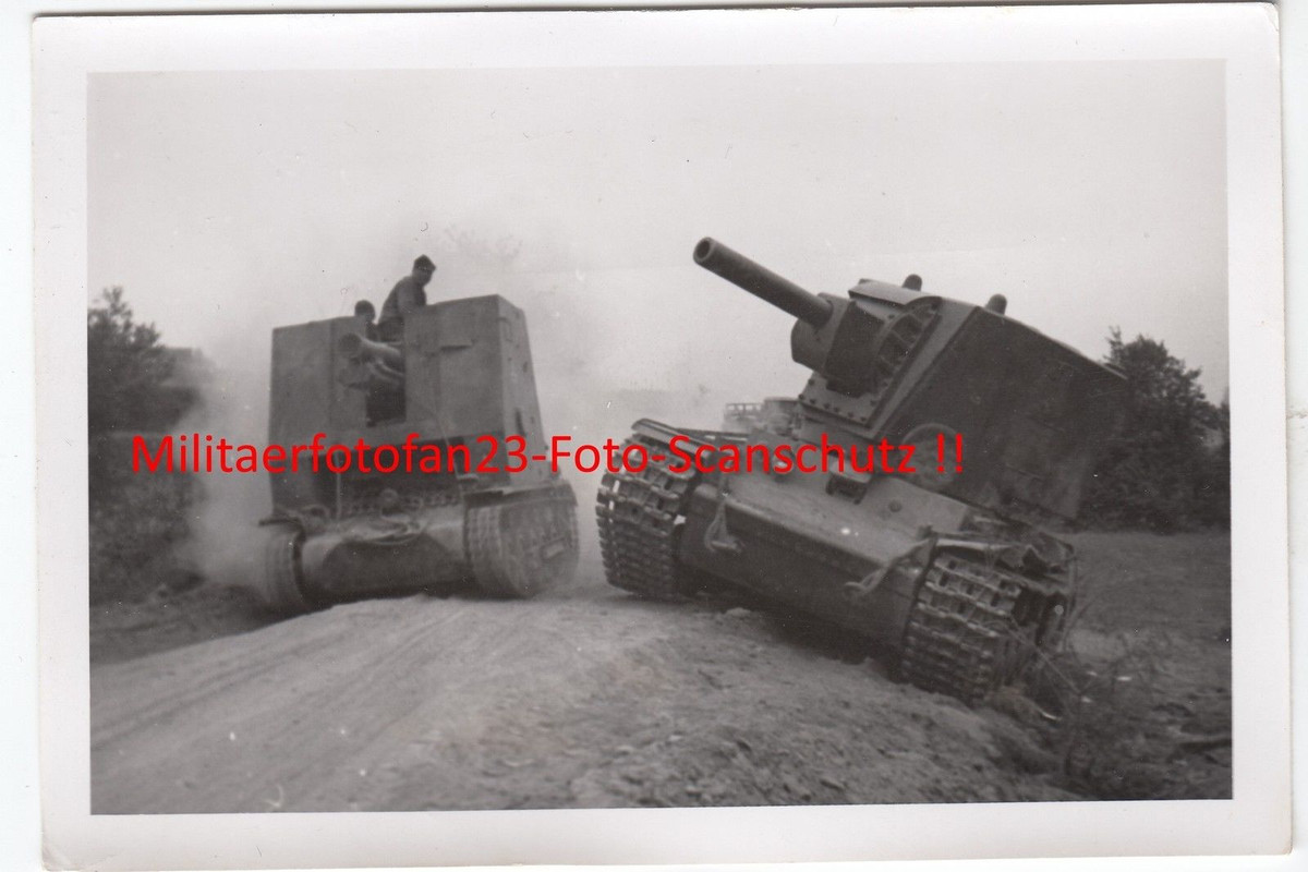 WH Sturmgeschütz 33 S.P.G.beim Vormarsch zerstör