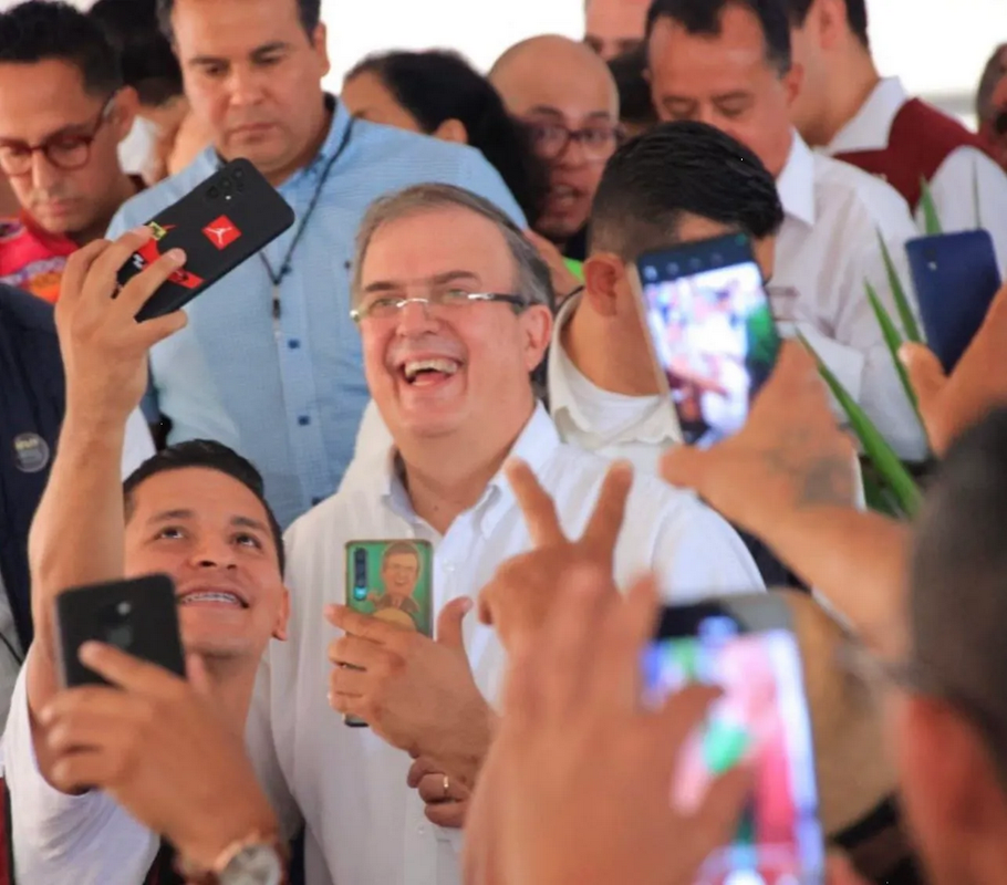 Rompe Ebrard veda por consulta de Morena, acusa desorden en el levantamiento