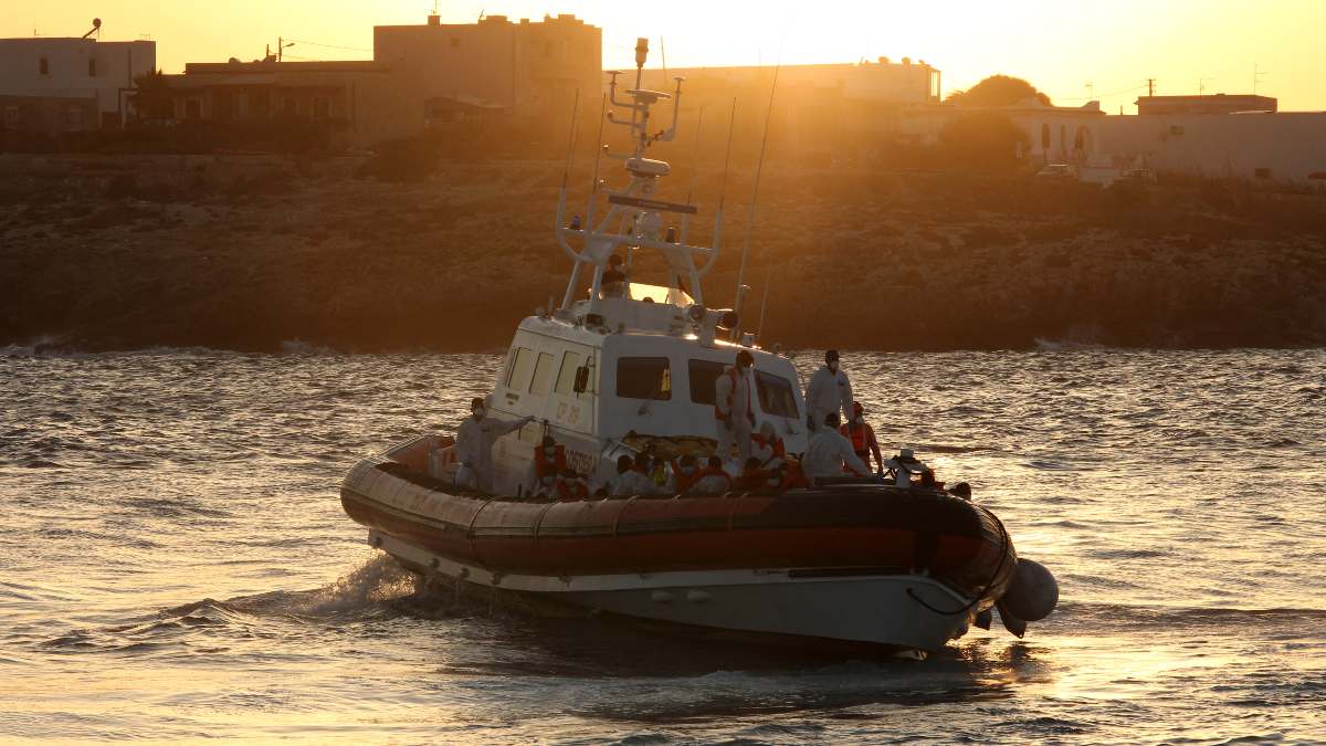 Captan a niño de 1 año viajando solo con migrantes en el Mediterráneo