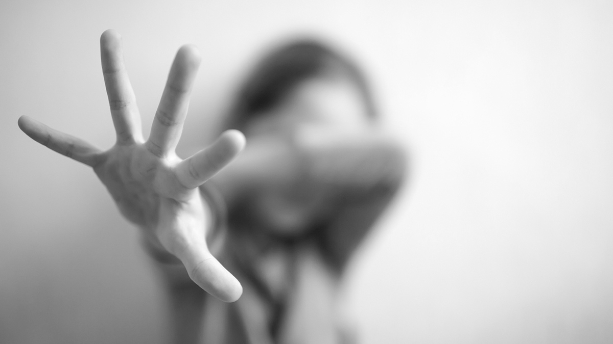 Madre entrega a su hijo a la policía; abusó de mujer de 68 años