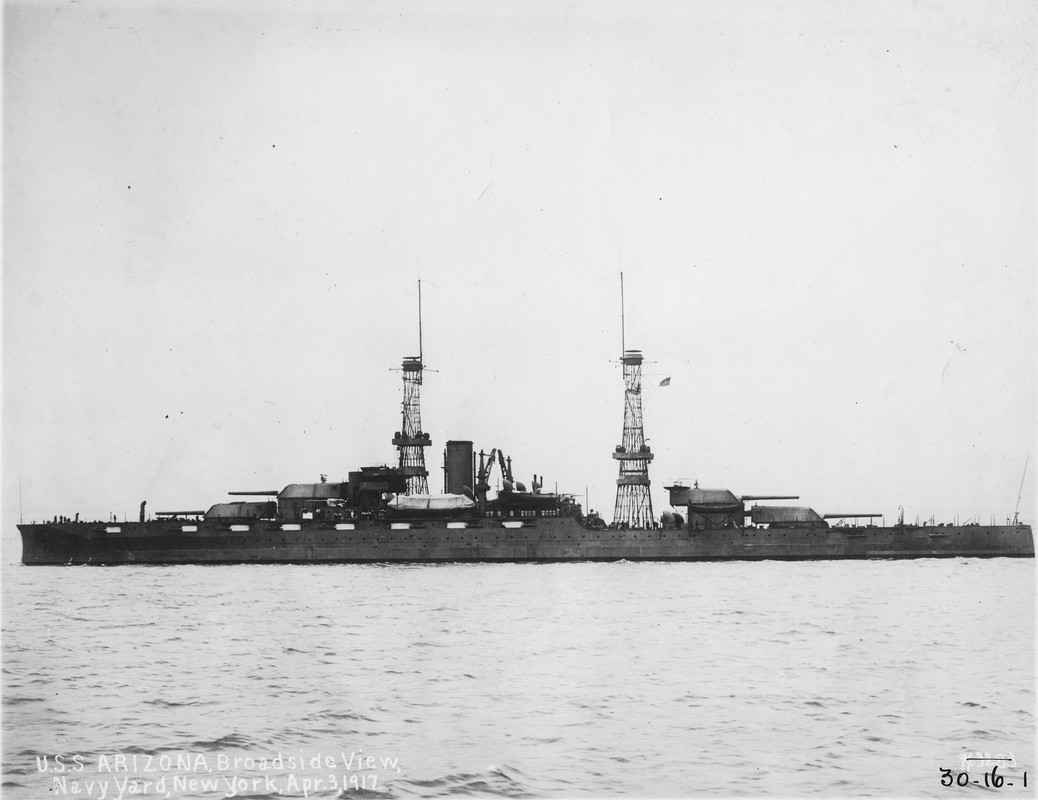 USS-Arizona-BB-39-frente-al-astillero-naval-de-Nueva-York-3-abr-1917.jpg