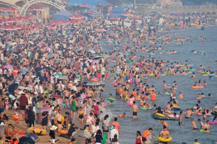 Китайцы набиваются в бассейны так, что за ними не видно воды