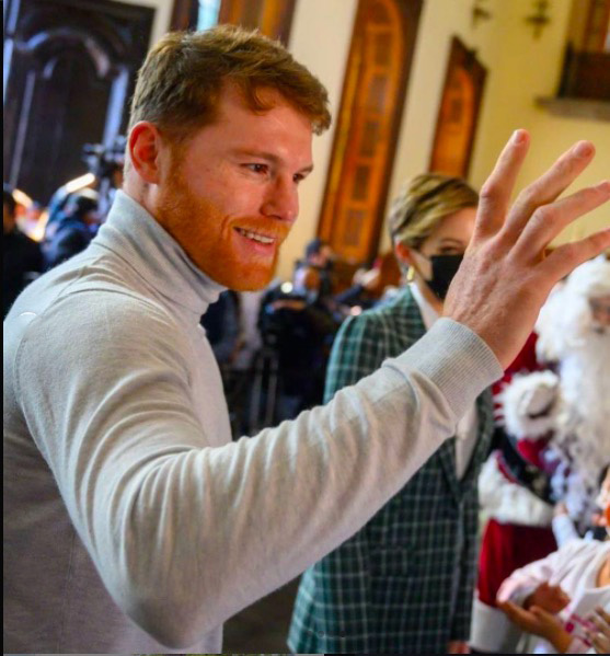 Canelo Álvarez posa junto al alcalde de Saltillo y la foto se hace viral