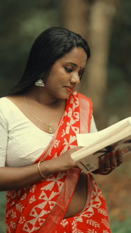 Dusky Malayali Chbby Girl Big Round Deep navel in Orange Saree.mp4_snapshot_00.07.026