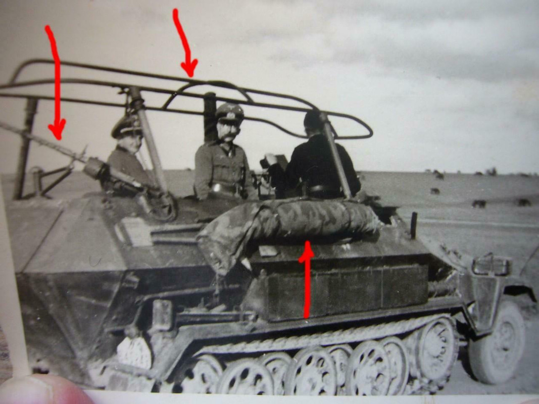 Foto Ostfront- deutscher Schützenpanzerwagen SdKfz 251, Rahmenantenne, MG