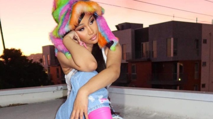 Potret rapper Cardi B yang baru-baru ini viral karena lempar mic ke arah penonton gara-gara sempat dilempar air dari gelas.