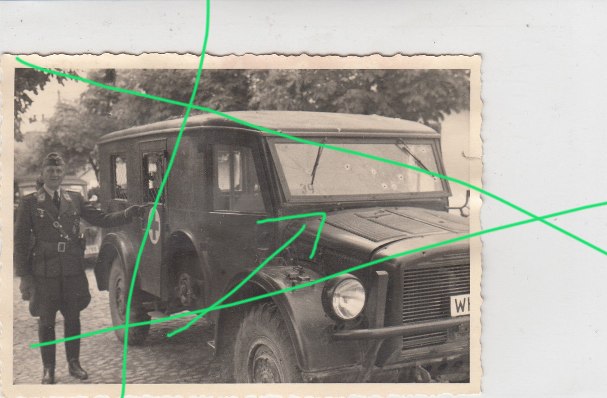 Foto Soldat, Sanitäter Fahrzeug mit Einschusslöc