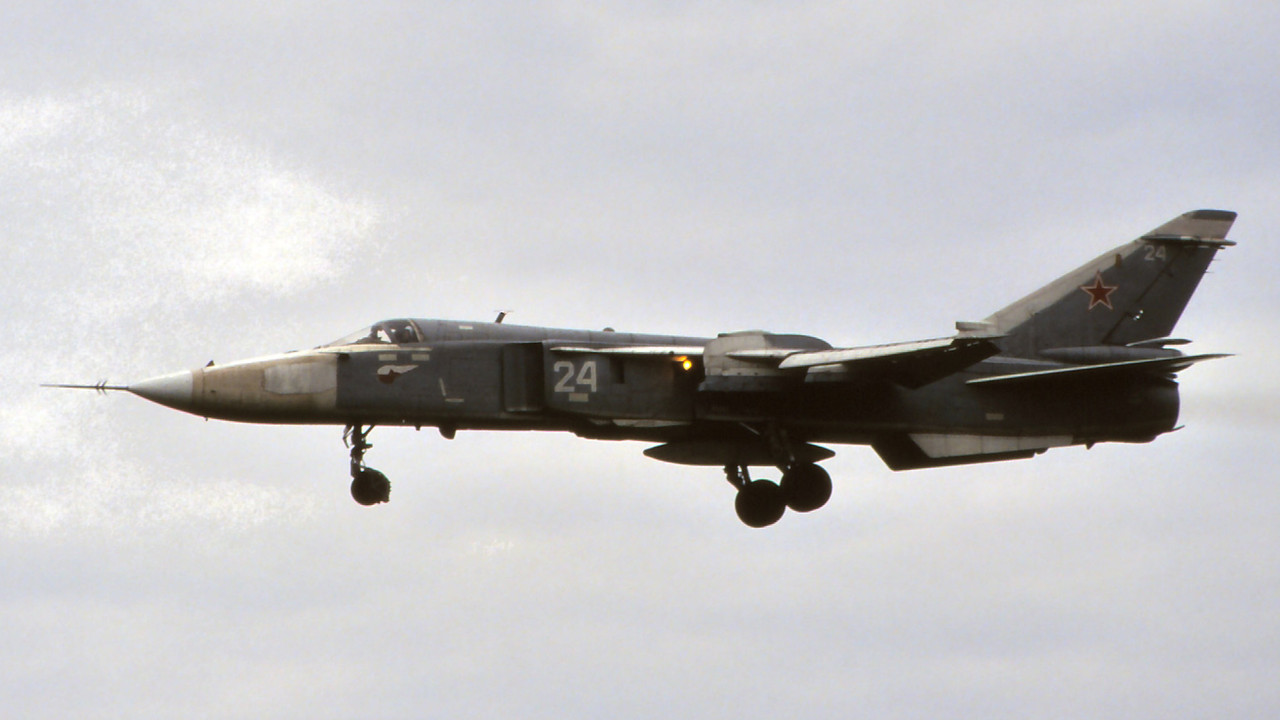 11 ORAP Su-24MR 24 White_0615309