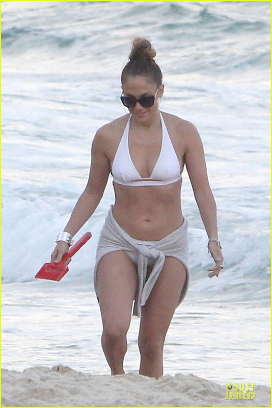 Z jej ciałem które jest atletyczna i włosami, które są Farbowane bez stanika (rozmiar piersi 34B) na plaży w bikini
