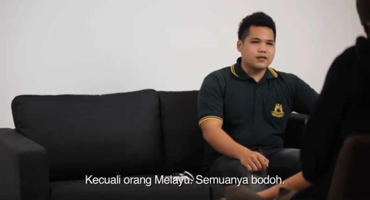 lelaki muda duduk di sofa