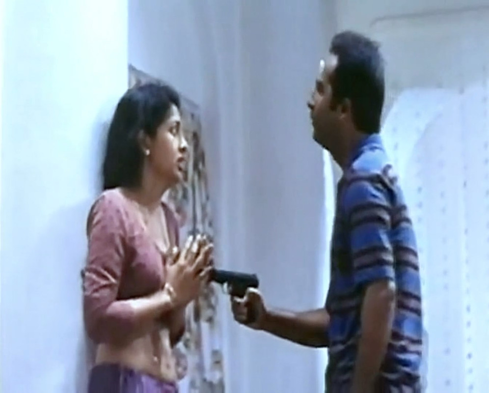 Gautami Hot Cleavage, Navel Smooch Molesting Deleted Scenes Kuruthi mkv  snapshot 04 04 757 — Postimages
