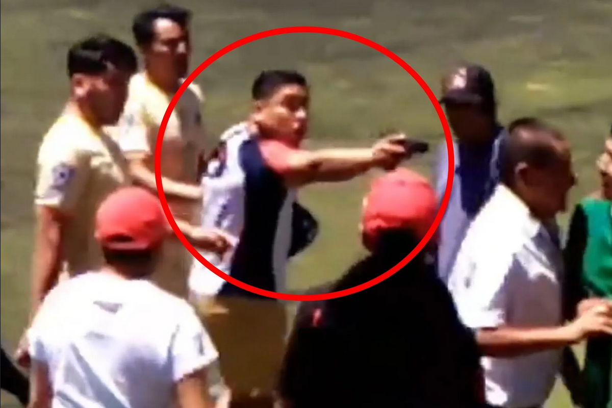 Hombre armado amenaza a jugadores y aficionados en partido de futbol en Toluca