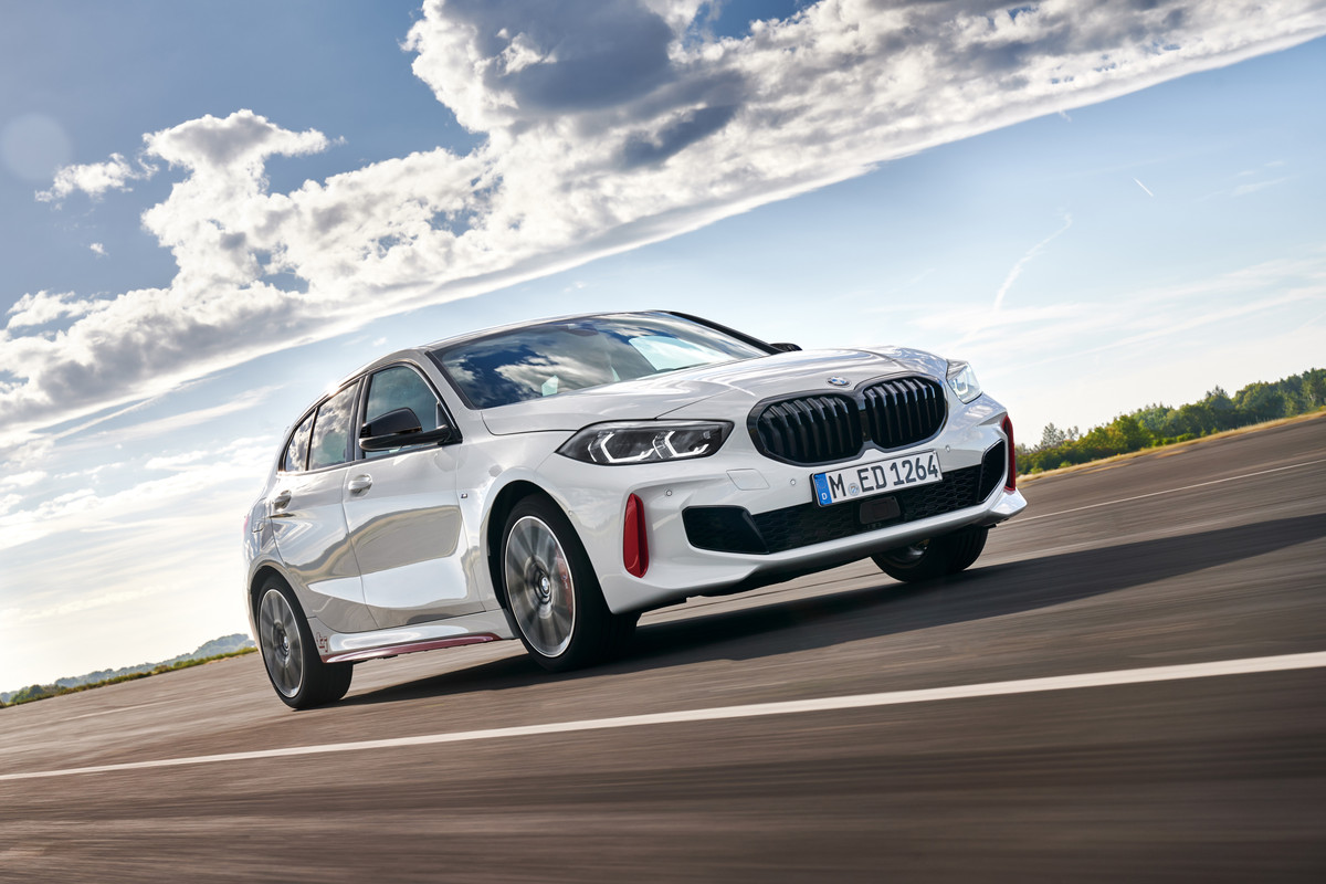 P90402174_highRes_the-all-new-bmw-128t