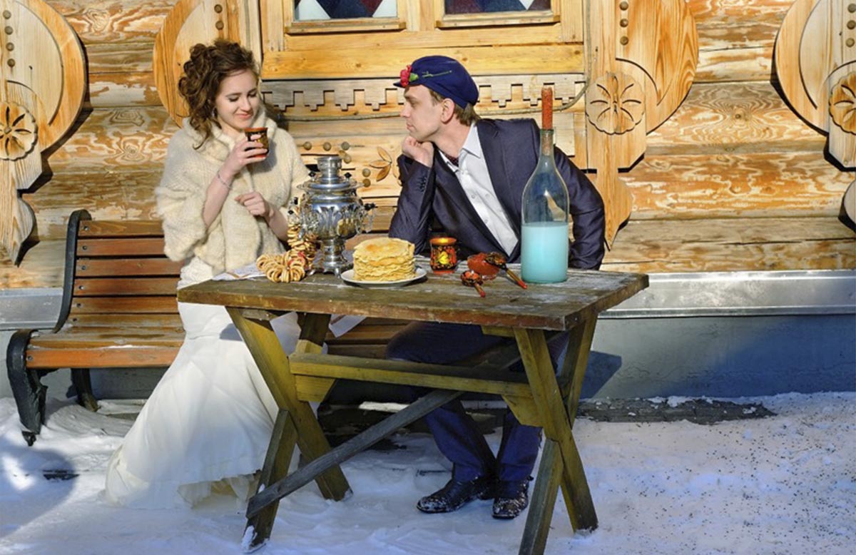 Русские муж и жена съемки. Самовар. Чаепитие за самоваром. Мужчина за столом с самоваром. Фотосессия с самоваром.