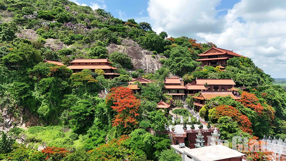 Chùa Hang mùa hạ rực rỡ