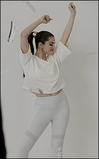 Selena Gomez 024-583