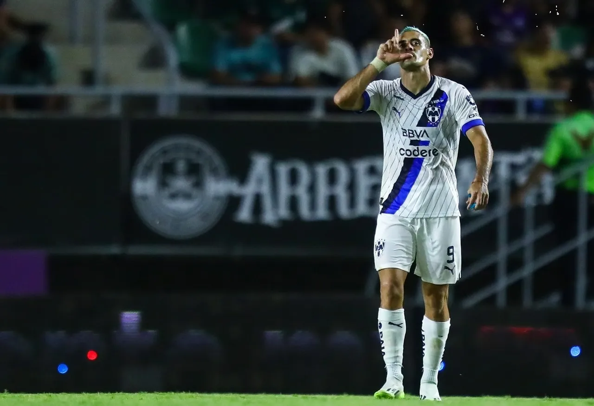 ¿Traición a Santi Giménez? El Tri buscaría convocar al argentino Berterame