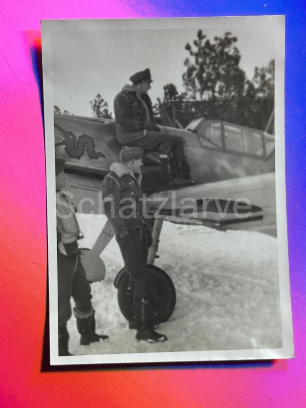 Foto Luftwaffe II (J G 1) 5 Staffel Me 109 und Piloten (MJ 199)