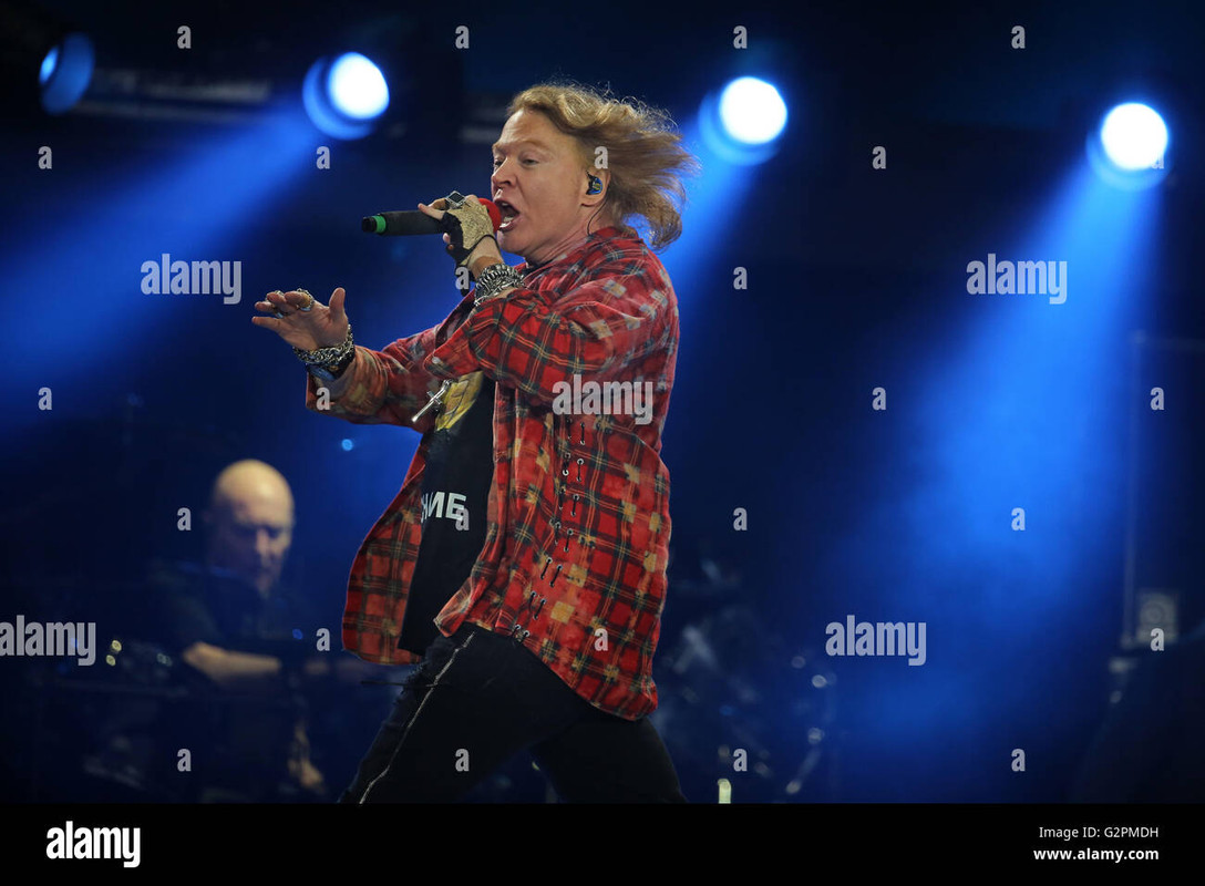 acdcs-temporary-singer-axl-rose-performs