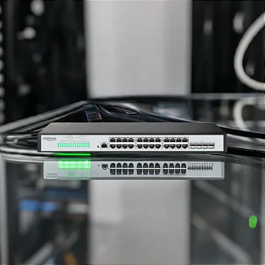 Switch Intelbras S3028G-B Lite em um ambiente de rack, destacando sua integração profissional.