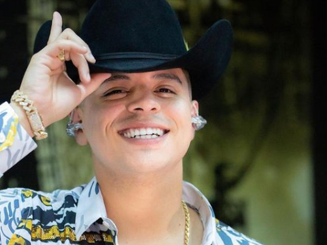 Fans avientan tanga a Eduin Caz, vocalista de Grupo Firme en pleno concierto