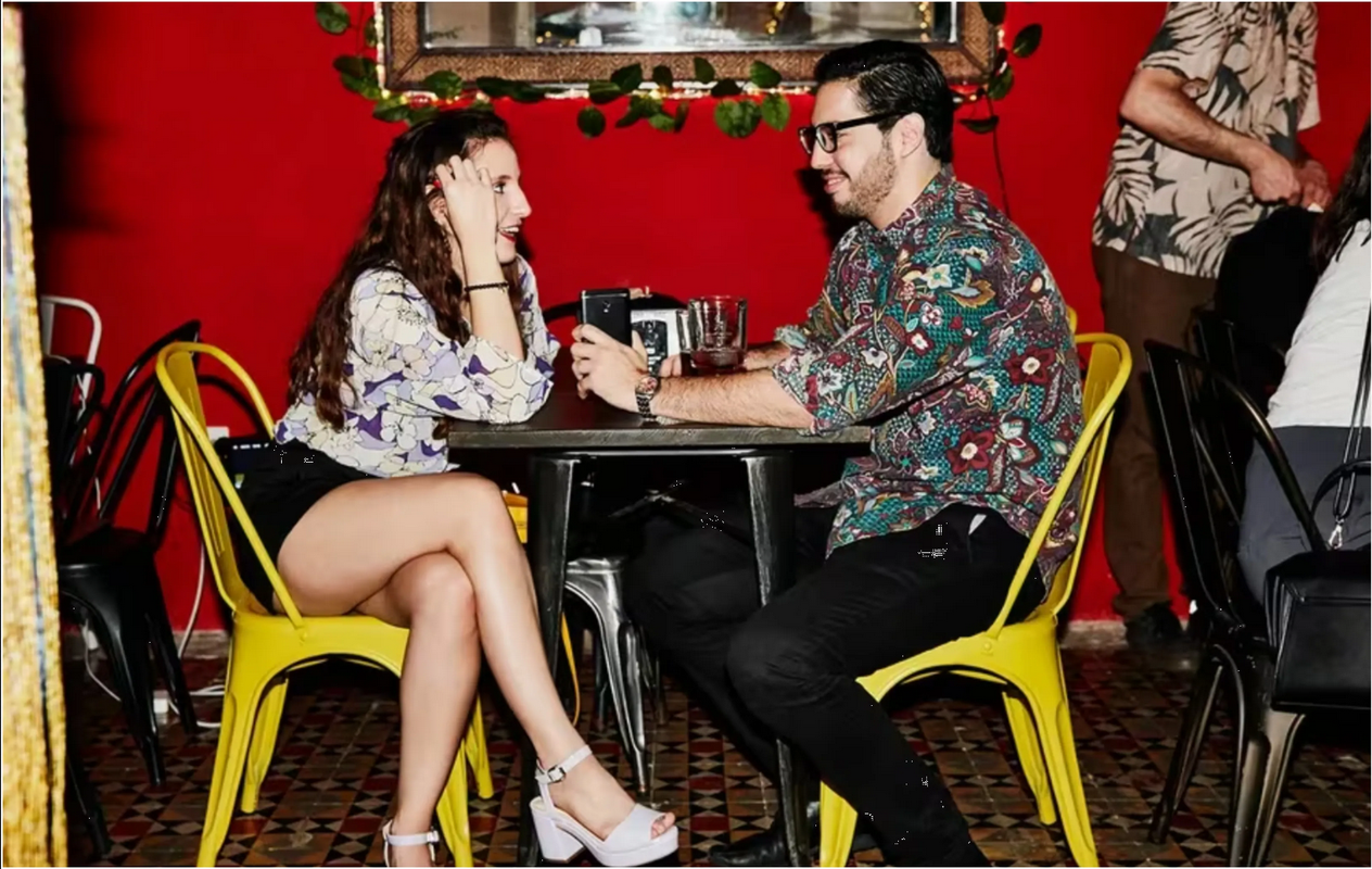 Tomó la decisión de ver su programa favorito durante una cita y ahora es viral