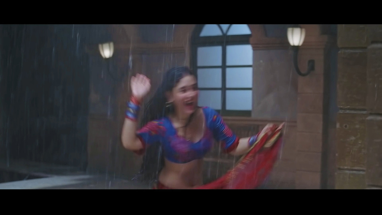 [Image: Kareena-Kapoor-Khan-Hot-Song-From-Chamel...-14-47.jpg]