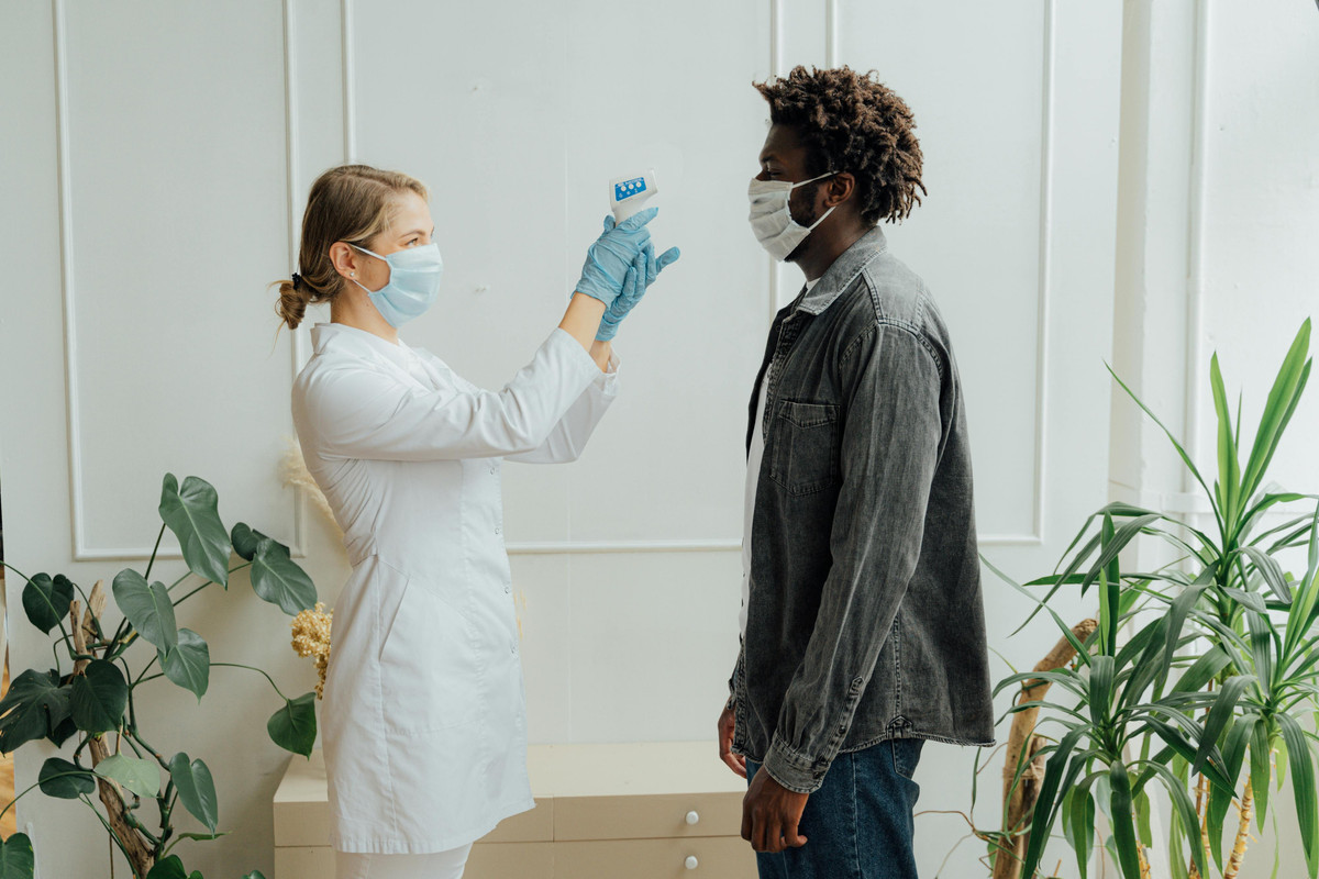 Photo de Antoni Shkraba: https://www.pexels.com/fr-fr/photo/femme-medecin-hopital-protection-5215021/
