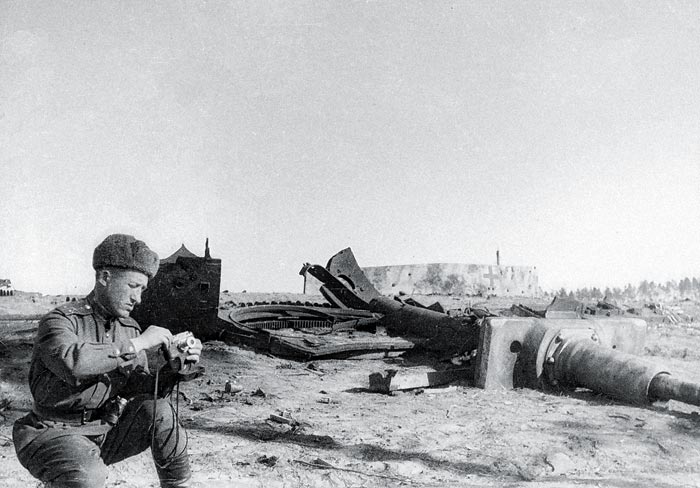 Фотокорреспондент газеты Боевая тревога 11 Гвард