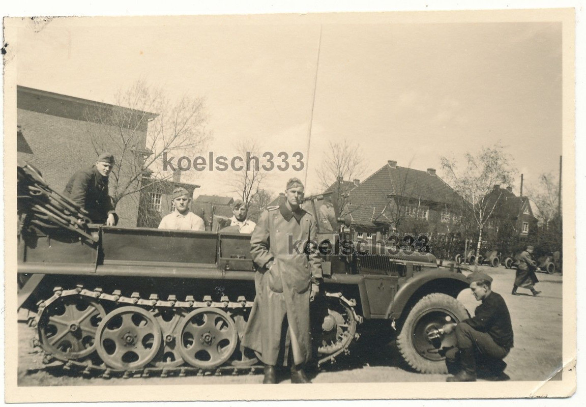 Foto Unteroffizier der Panzerjäger vor Panzer Ha