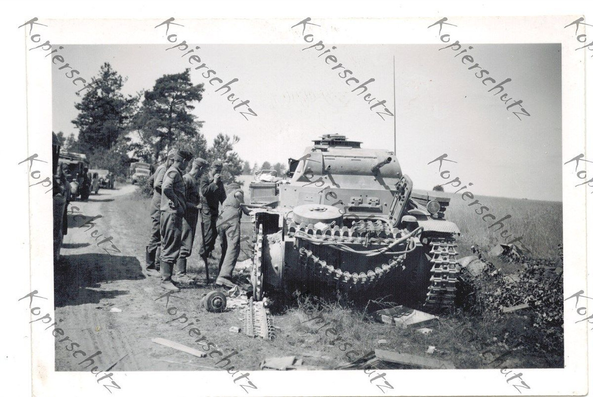 Soldaten inspizieren zerstörten Panzer Feindpanz