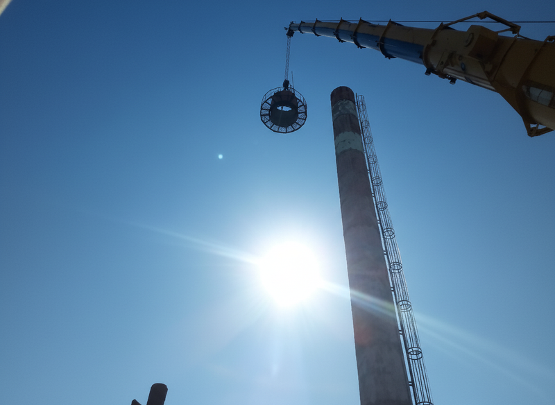 Монтаж вывески на фасаде с верёвок — услуги промышленных альпинистов Самара