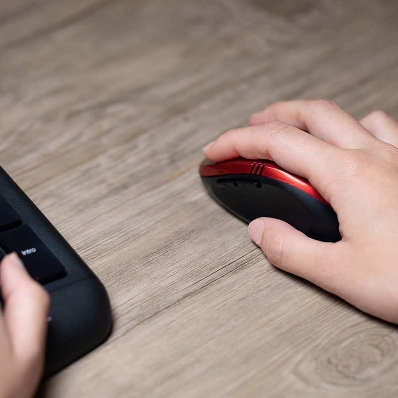 Mouse KlipXtreme Vector mostrando su sencilla conexión inalámbrica.