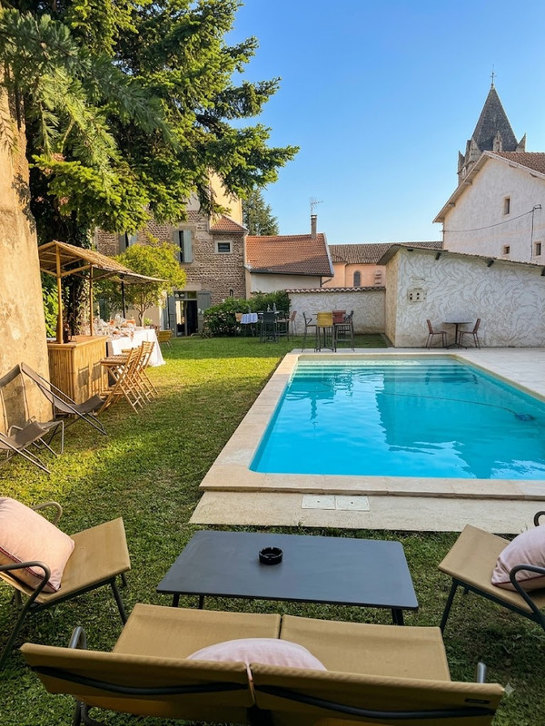 Piscine chauffée et jardin privé de la maison d'hôtes