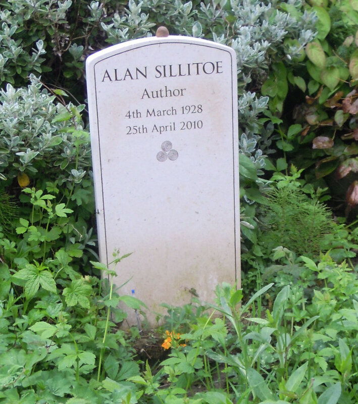Alan-Sillitoe-Grave