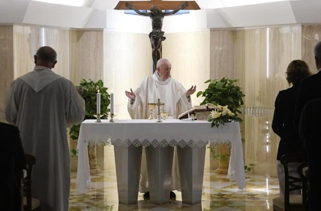 Papa Francesco: La pace di Gesù, l’umorismo in mezzo alle persecuzioni dans Commenti al Vangelo Papa-Francesco-messa-a-Casa-santa-Marta