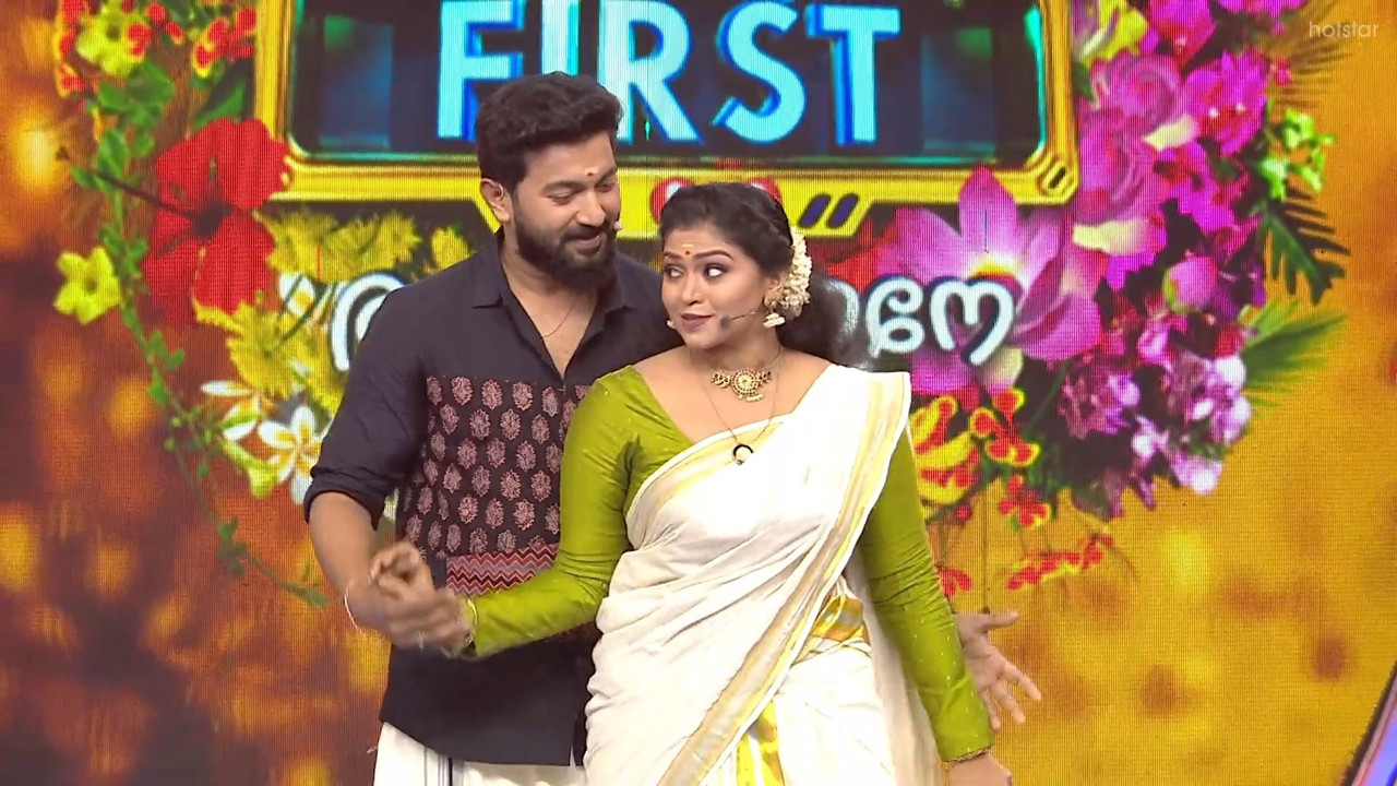 Nandana varma sexy in saree navel show-uploaded.mp4_snapshot_00.06.746