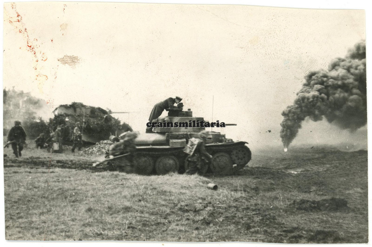 Orig. Foto Panzer 38 (t) Beutepanzer Tank m. Tarn Camo bei Angriff im Nebel (3)