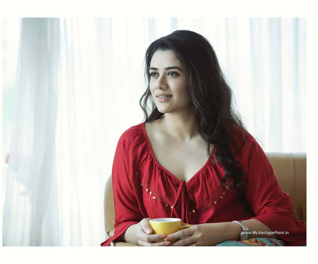 4-Girija-Oak-Godbole-Photos-Wallpapers-in-Red-Saree-My-Vantage-Point